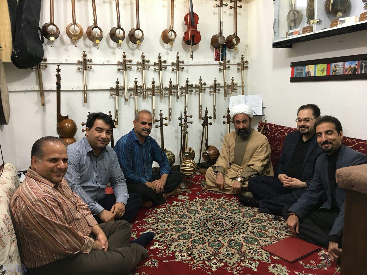 دیدار مسئولین فرهنگ و ارشاد اسلامی از کمانچه‌ساز و هنرمند خرم‌آبادی