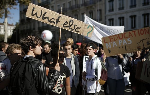 تصاویر | کارمندانی که علیه سیاست‌های دولت فرانسه به خیابان آمدند