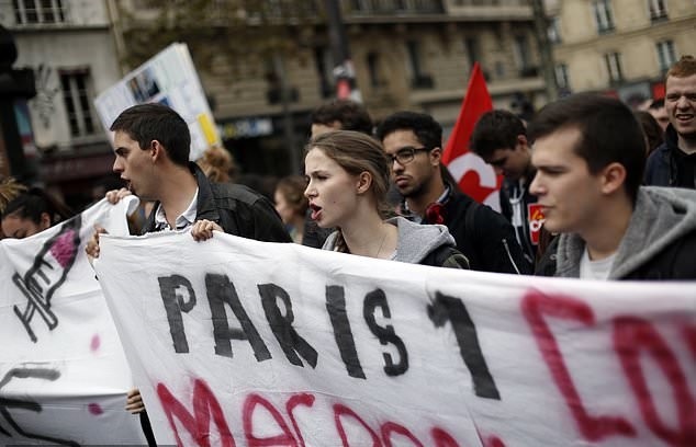 تصاویر | کارمندانی که علیه سیاست‌های دولت فرانسه به خیابان آمدند
