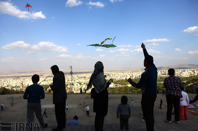 تصاویر | پرواز بادبادک‌های کودکانه در آسمان همدان