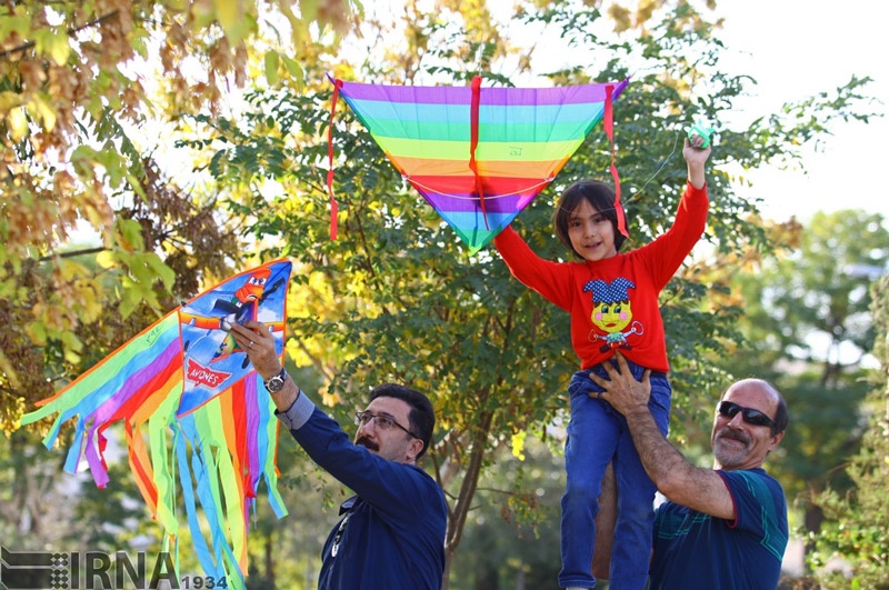 تصاویر | پرواز بادبادک‌های کودکانه در آسمان همدان