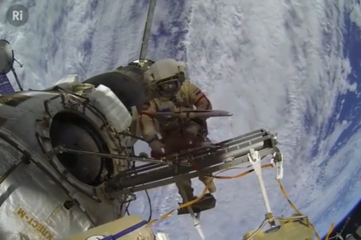 فیلم | تعمیر ایستگاه فضایی توسط فضانوردان