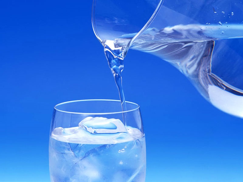 آب اکسیر زندگی است و البته ۸ لیوان آب روزانه کافی نیست/ آقایان ۱۵.۵ لیوان،‌ خانم‌ها ۱۱.۵ لیوان