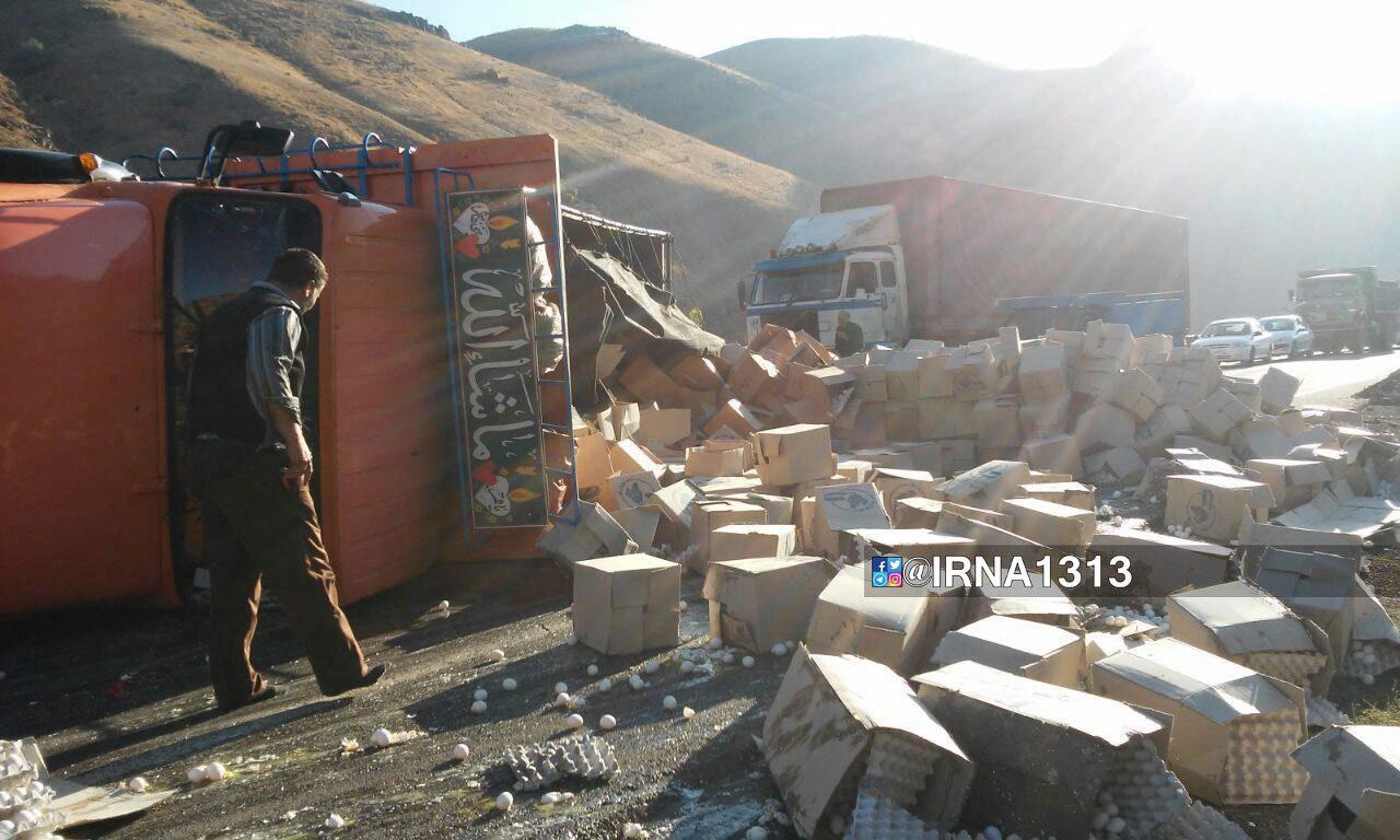 عکس |  واژگونی کامیون حمل تخم‌مرغ در آذربایجان شرقی