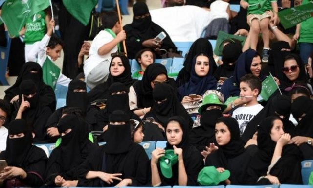 اتفاق عجیب در استادیوم‌های عربستان/ پوشیدن لباس آستین‌کوتاه ممنوع