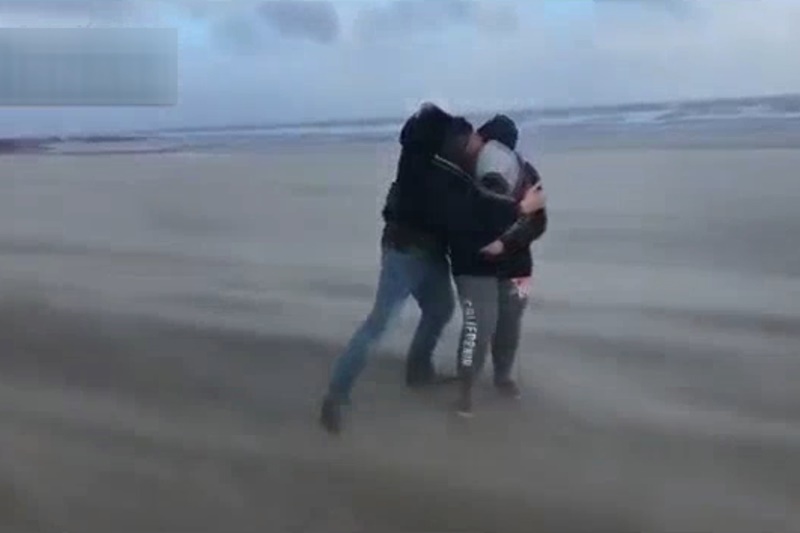 فیلم | شدت وزش طوفان در ایرلند با سرعت ۱۶۰ کیلومتر