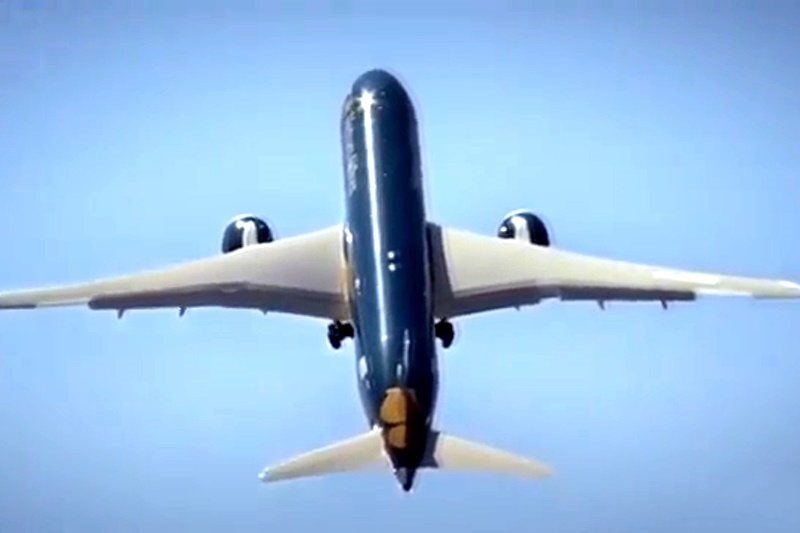 فیلم | حیرت علاقه‌مندان صنعت هوایی با تیک‌آف عمودی بویینگ ۹-۷۸۷