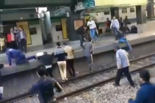 فیلم | اقدام خطرناک و تعجب‌برانگیز مردم در مترو!