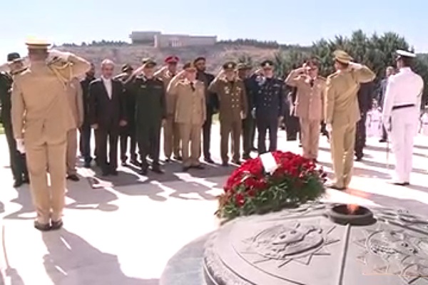 فیلم | ادای احترام سرلشکر باقری به بنای یادبود سرباز گمنام در سوریه