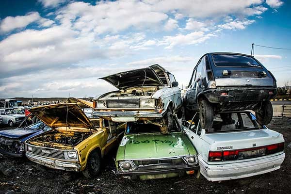چرا خودروهای اسقاطی را از کنار خیابان‌ها جمع نمی‌کنید؟