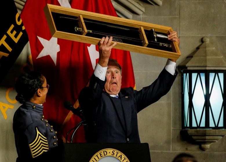 عکس | واکنش عجیب جرج بوش پس از تقدیر شدن با شمشیر!