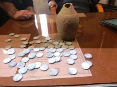 بازی کودکان منجر به کشف ۷۰ سکه قاجاری در استان مرکزی شد