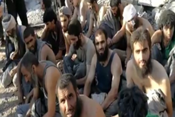 فیلم | تسلیم شدن تروریست‌های داعش در برابر ارتش عراق