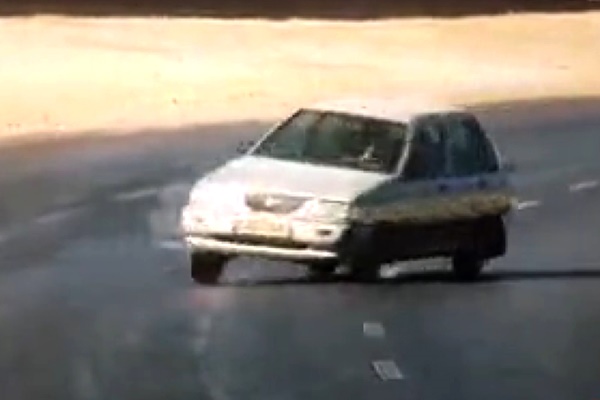 فیلم | برخورد خودروی پراید با دیوار قرارگاه خاتم‌الانبیا در کرمان
