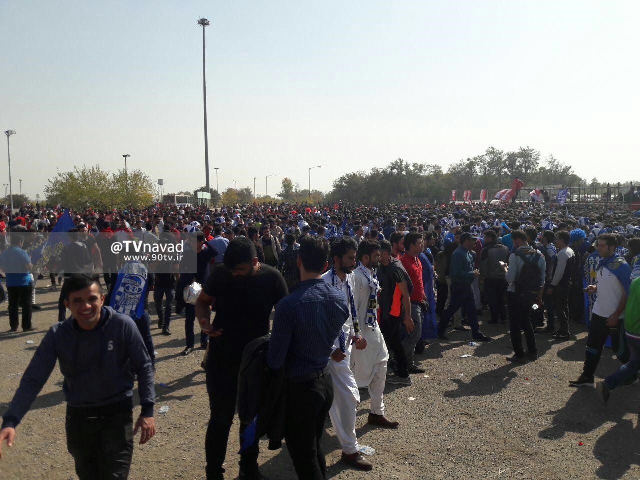 عکس | ازدحام جمعیت مقابل ورودى ورزشگاه آزادی 