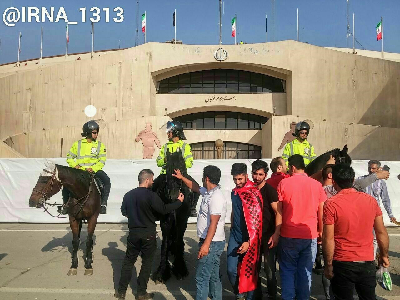عکس | پلیس اسبسوار در محوطه خارجی استادیوم آزادی عکس | پلیس اسبسوار در محوطه خارجی استادیوم آزادی