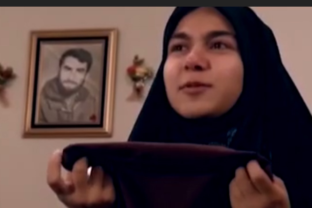 فیلم | بوسه رهبر انقلاب بر پیراهن شهید 