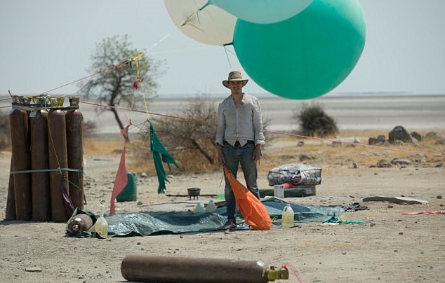 تصاویر | مردی که رویای پرواز با بادکنک را به واقعیت تبدیل کرد