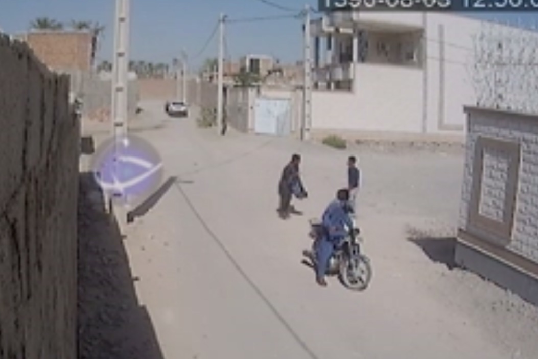فیلم | لحظه سرقت مسلحانه از عابر پیاده در ایرانشهر