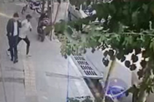 فیلم | ویدئوی دوربین مداربسته از لحظه سرقت موبایل در سعادت‌آباد