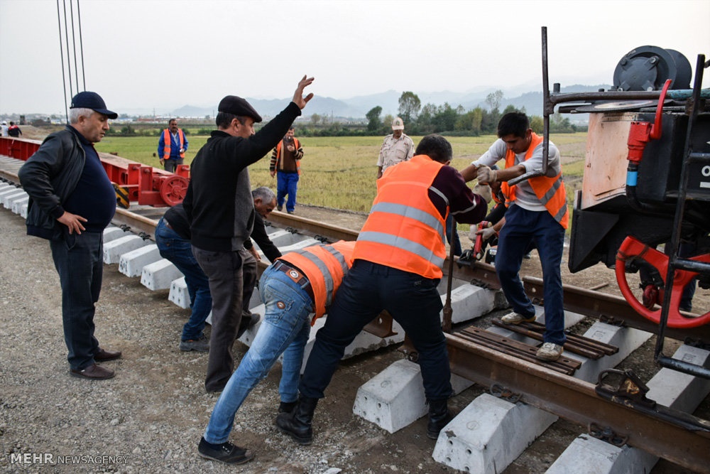 تصاویر | اتمام ریل‌گذاری راه‌آهن بین‌المللی آستارا-آستارا در خاک ایران