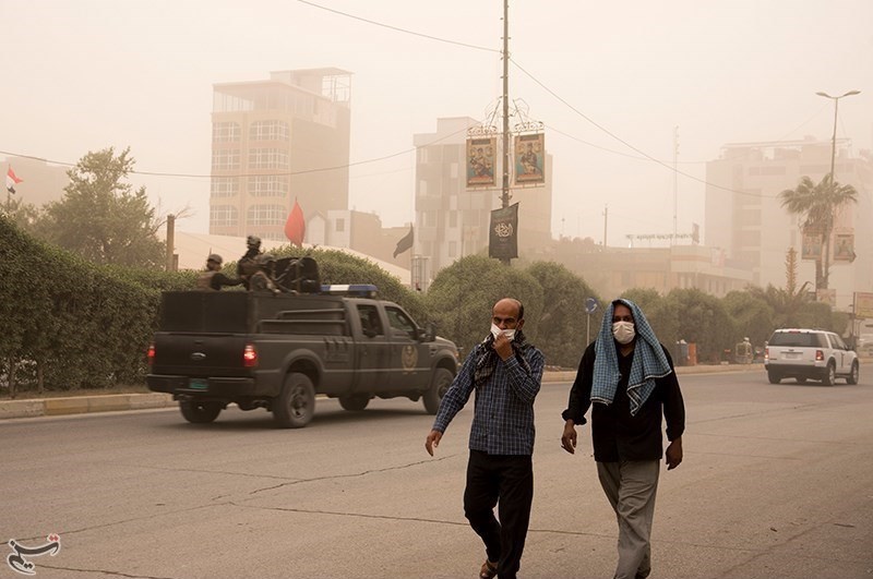 تصاویر | زائران اربعین در هوای غبارآلود کربلا