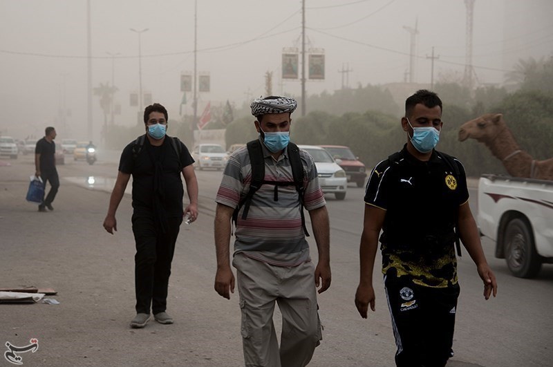 تصاویر | زائران اربعین در هوای غبارآلود کربلا