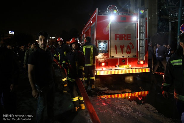 نجات ۸ عضو خانواده از میان شعله‌ها/ مهار آتش در کمتر از یک ساعت
