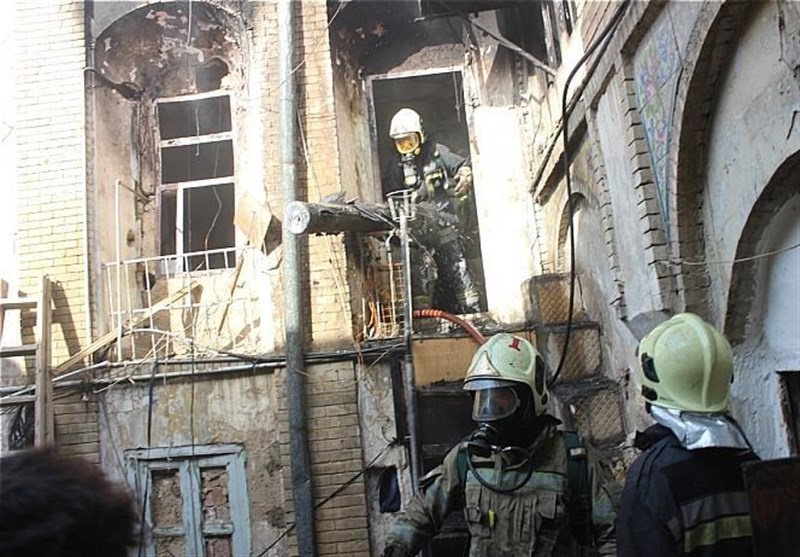 سوختگی ۲ کارگر بر اثر آتش‌سوزی کارگاه تولید کیف/عکس