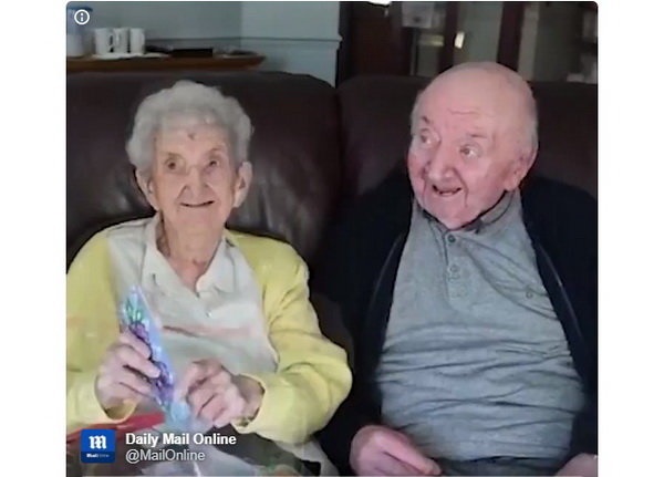 مراقبت مادر ۹۸ ساله انگلیسی از پسر ۸۰ ساله‌اش در خانه سالمندان