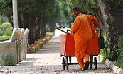 بازگشت به کار رفتگر اخراجی از شهرداری کرج/پرداخت بدهی ها توسط یک نیکوکار