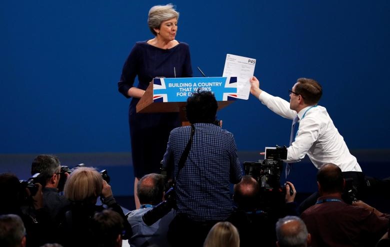 تصاویر | تنش در سخنرانی نخست‌وزیر انگلیس | حکم اخراج «ترزا می» در دستان او!