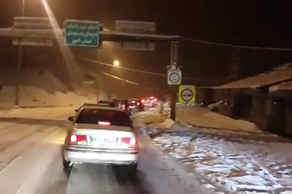 فیلم | بارش برف در ارتفاعات البرز | احتمال ریزش کوه در جاده چالوس