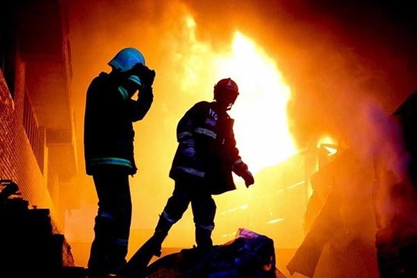فیلم | آتش‌سوزی گسترده انبار مواد نفتی در شورآباد