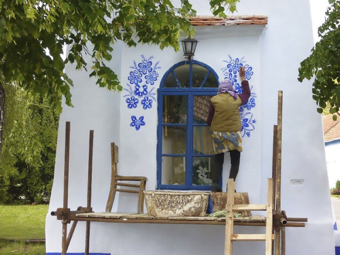تصاویر | هنرنمایی خانم ۹۰ ساله‌ بر دیوارهای روستایی در چک