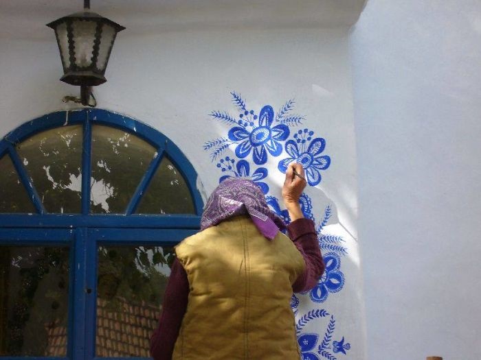 تصاویر | هنرنمایی خانم ۹۰ ساله‌ بر دیوارهای روستایی در چک