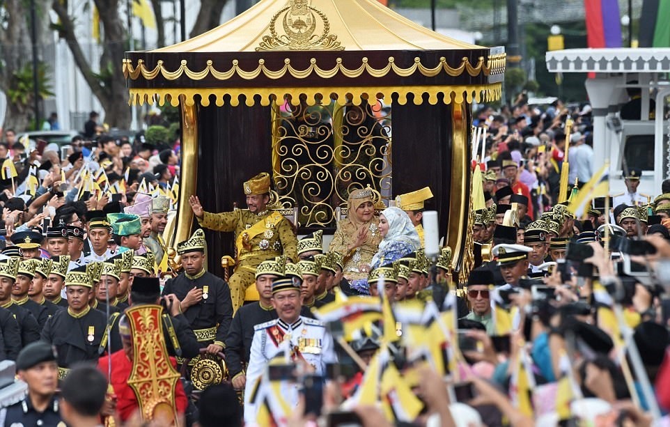 تصاویر | جشن طلایی پادشاه ثروتمند برونئی به مناسب پنجاهمین سال سلطنت