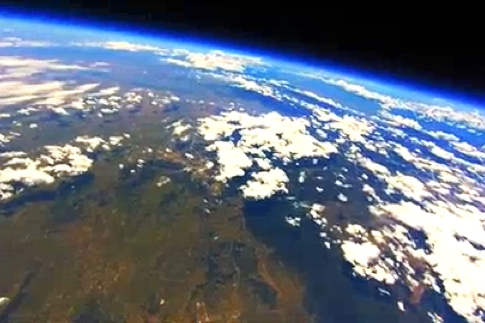 فیلم | زمین را از ارتفاع ۳۰۵۰۰ متری ببینید