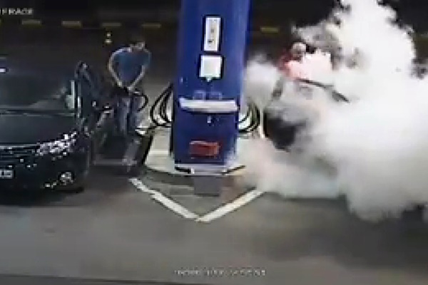 فیلم | عاقبت غیرمنتظره سیگار کشیدن در پمپ بنزین!
