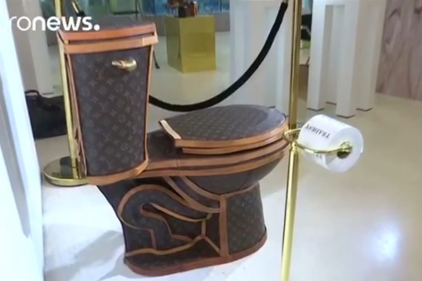 فیلم | یک اثر هنری عجیب: توالت طلایی با روکش لویی‌ویتون!