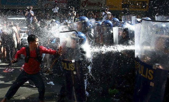 تصاویر | سرکوب مخالفان ترامپ در فیلیپین با آب پرفشار