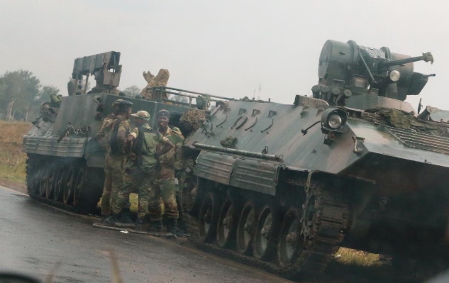 تصاویر | کودتای نظامی آرام زیمباوه و رئیس‌جمهوری که بازداشت شد