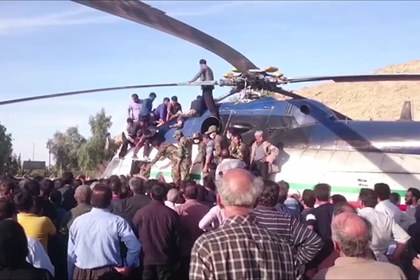 فیلم | هجوم مردم زلزله‌زده به هلی‌کوپتر هلال احمر | بالگرد زمین‌گیر شد