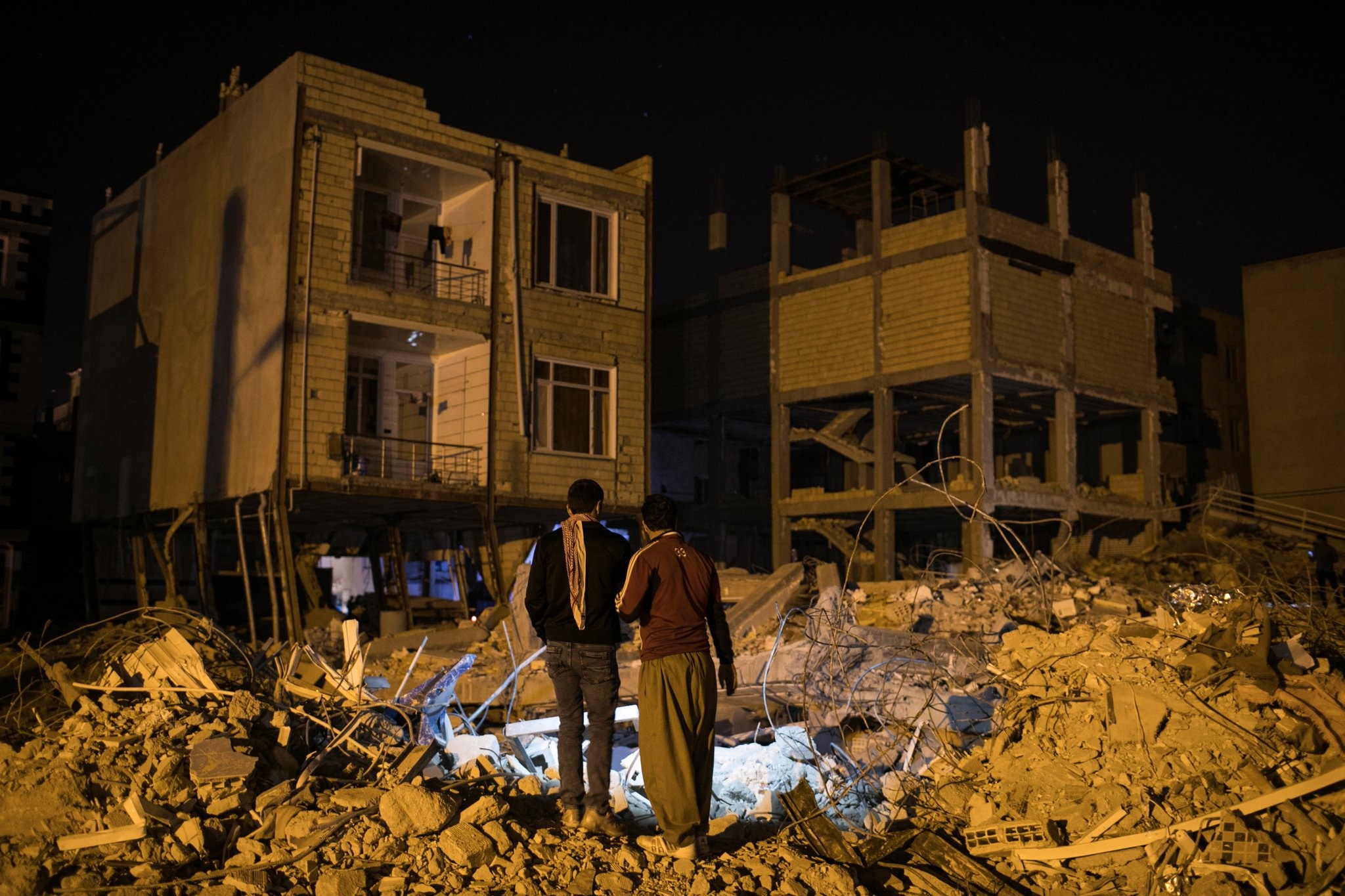 گزارش میدانی نیویورک تایمز از زلزله کرمانشاه؛ «من زنده‌ام»