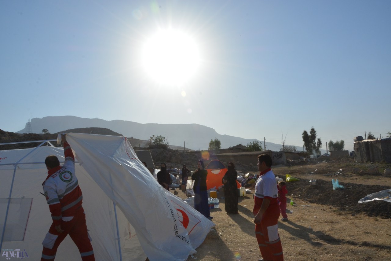 اموزش چادرزنی در مناطق زلزله زده توسط امدادگران لرستان