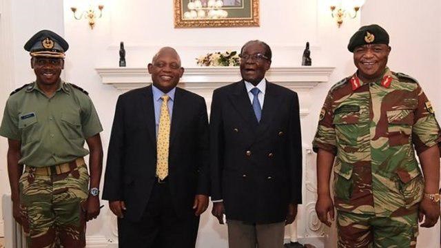 نظر شما درباره این عکس چیست؟/موگابه در کنار کودتاچیان