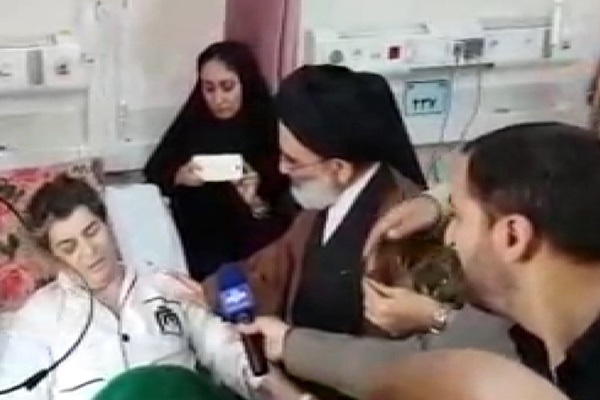 فیلم | عیادت نماینده رهبری از زلزله‌زدگان کرمانشاه در بیمارستان‌های تهران