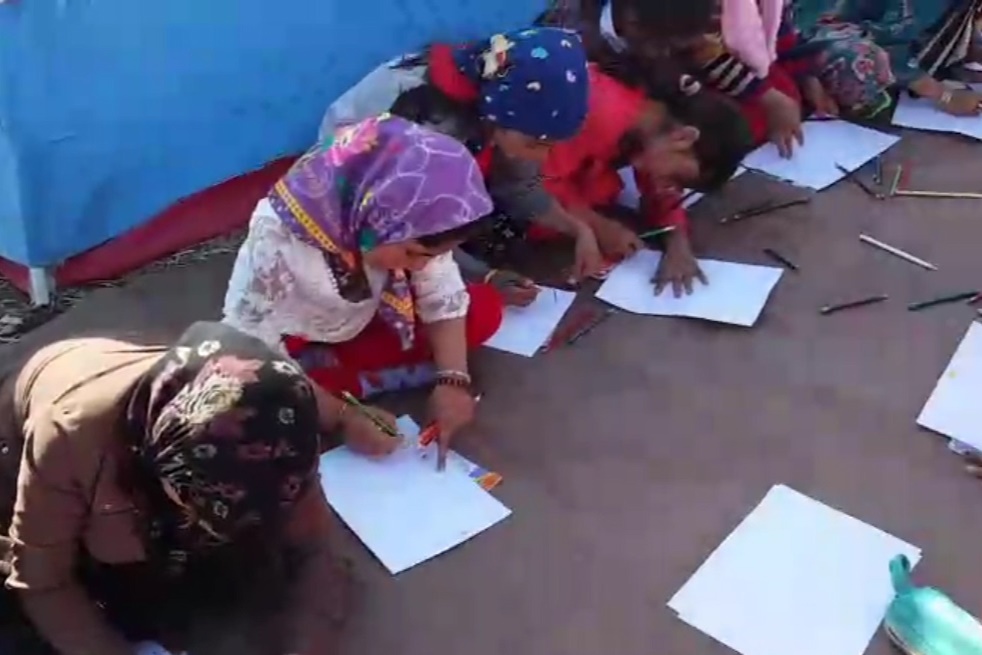 فیلم | حمایت روانی کارشناسان هلال‌احمر از کودکان زلزله‌زده