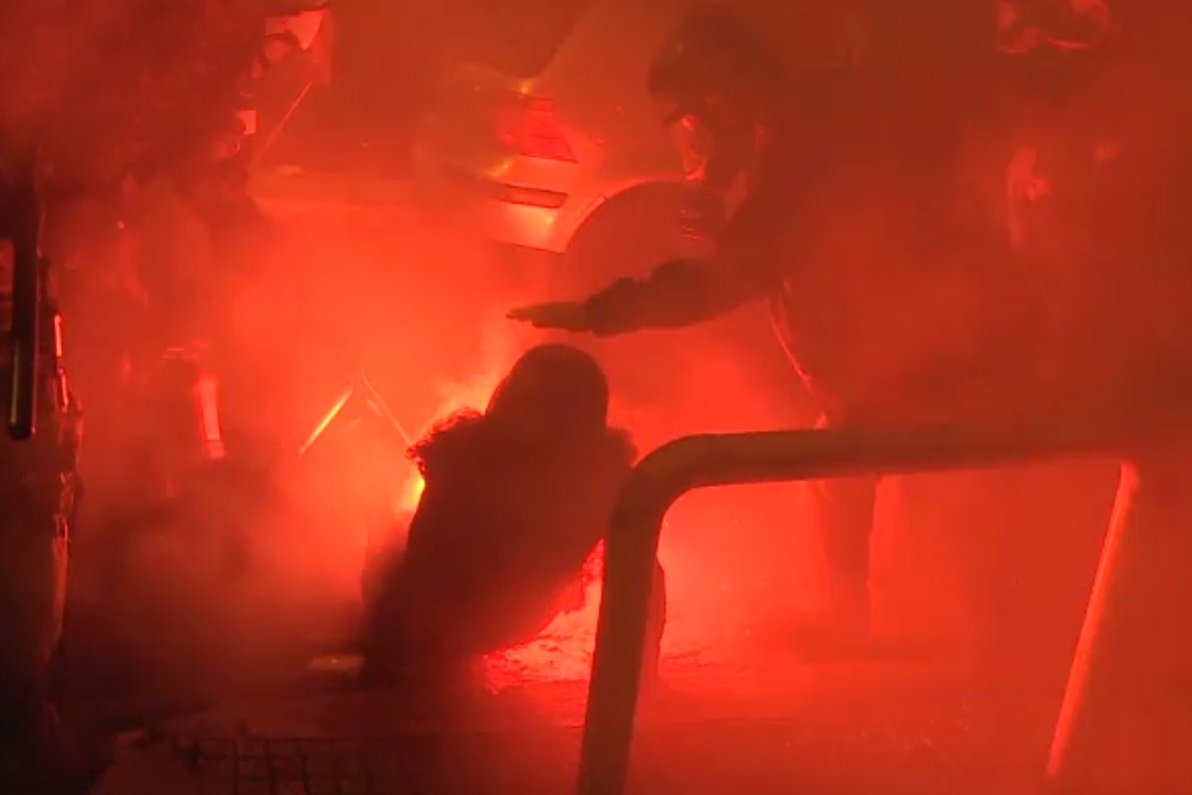 فیلم | گیر کردن مشعل منور در زانوی یک زن معترض یونانی