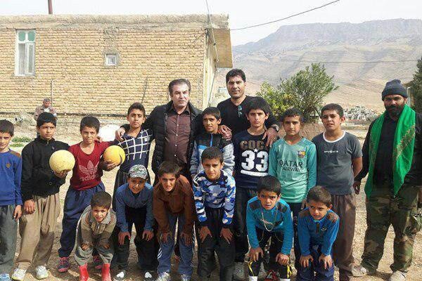 عکس | حمید استیلی در جمع کودکان زلزله‌زده کرمانشاه
